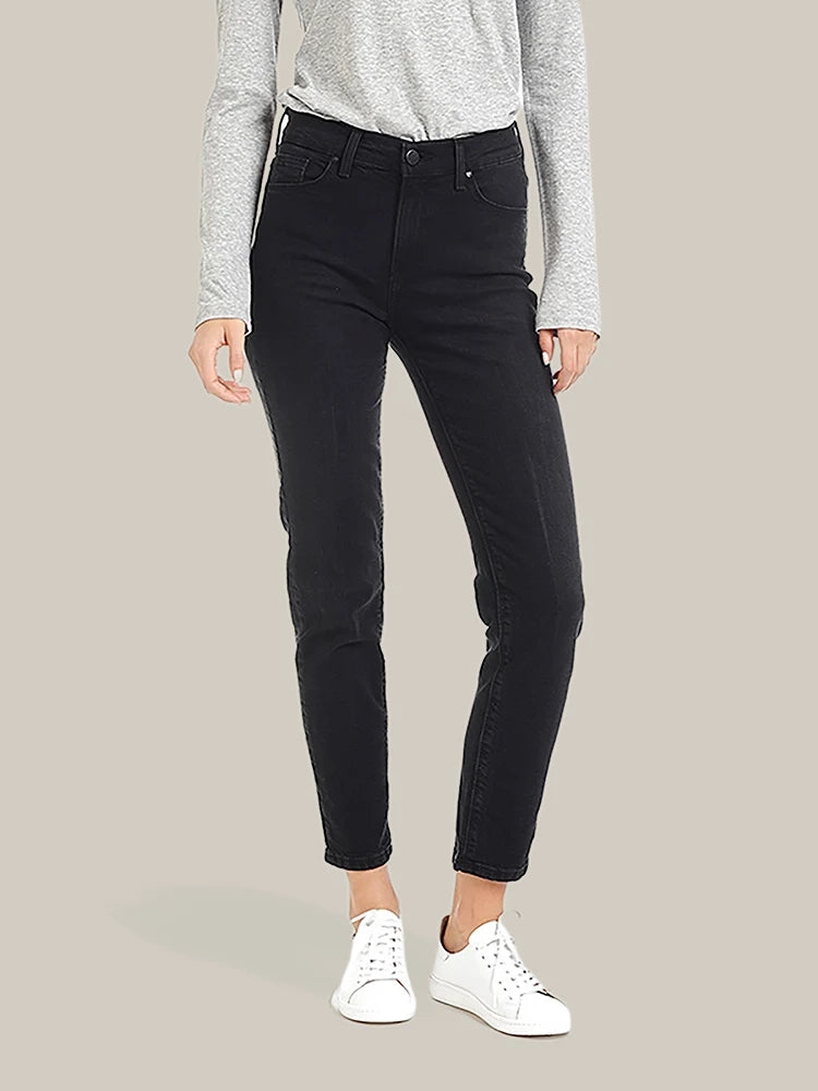 Women wearing Negro lavado Allen High Rise Slim Mom Jeans