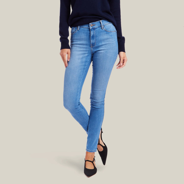 Women wearing Azul claro High Rise Skinny Jane Jeans