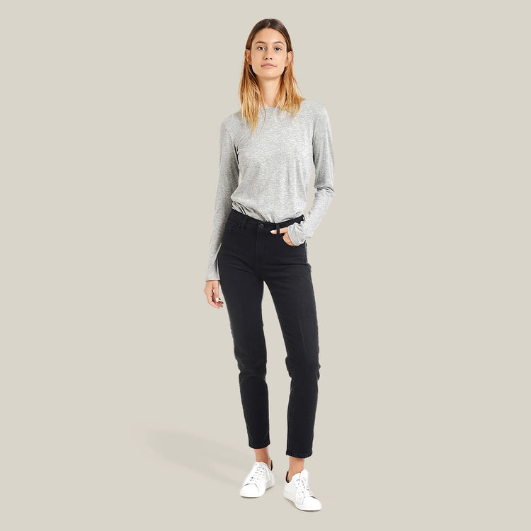 Women wearing Negro lavado Allen High Rise Slim Mom Jeans
