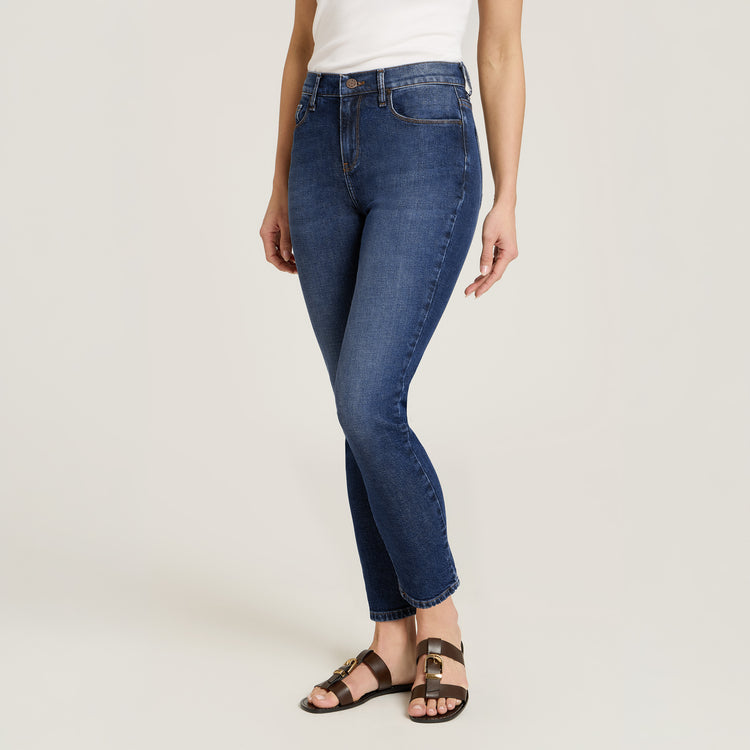Women wearing Rinse High Rise Mom Ridge Jeans