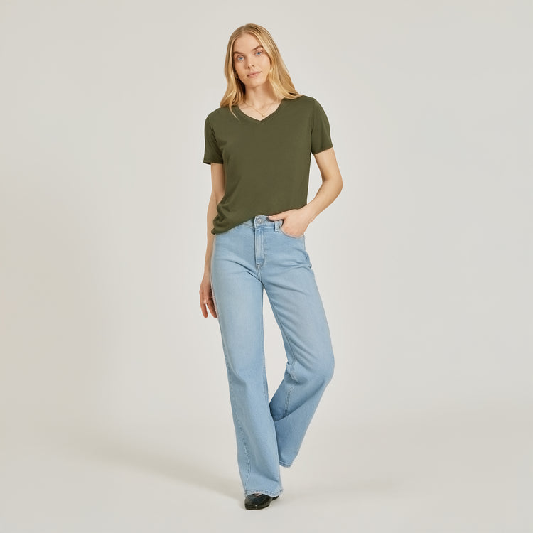 Women wearing Verde militar Relaxed V-Neck Marcy Tee