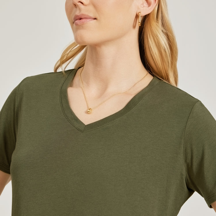 Women wearing Verde militar Relaxed V-Neck Marcy Tee
