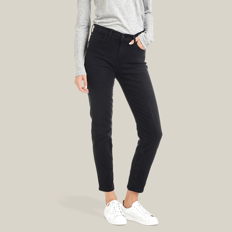 Women wearing Negro lavado Allen High Rise Slim Mom Jeans