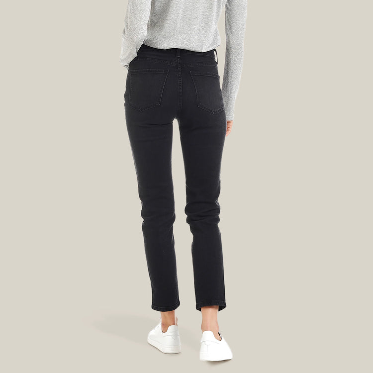 Women wearing Negro lavado Allen High Rise Slim Mom Jeans