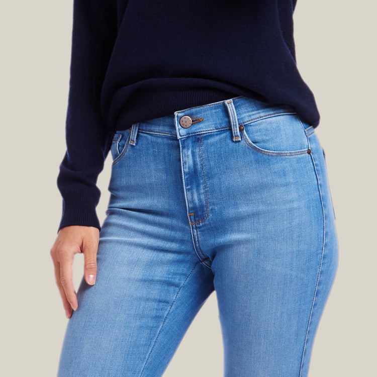 Women wearing Azul claro High Rise Skinny Jane Jeans