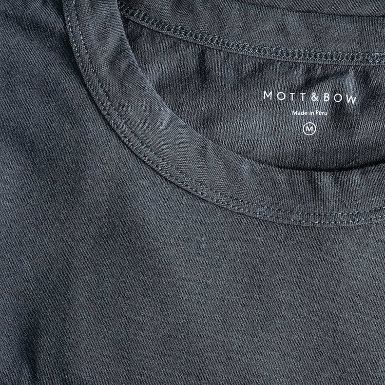 Men wearing Gris foncé Classic Crew Driggs Tee