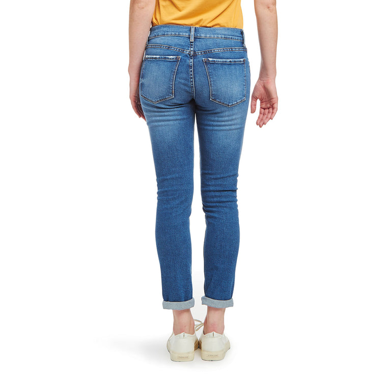 Women wearing Bleu clair/Médium Mid Rise Slim Straight Ridge Jeans