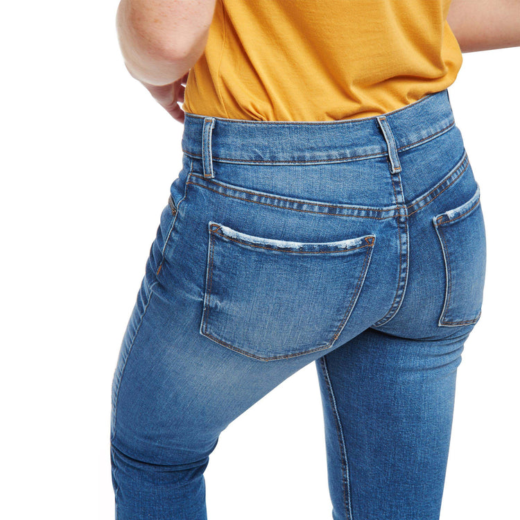 Women wearing Bleu clair/Médium Mid Rise Slim Straight Ridge Jeans