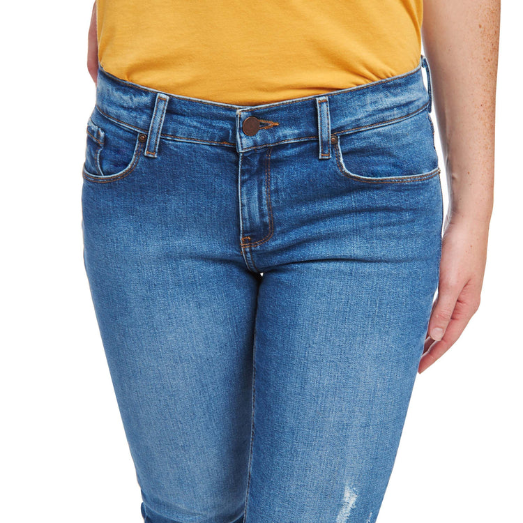 Women wearing Bleu clair/Médium Mid Rise Slim Straight Ridge Jeans