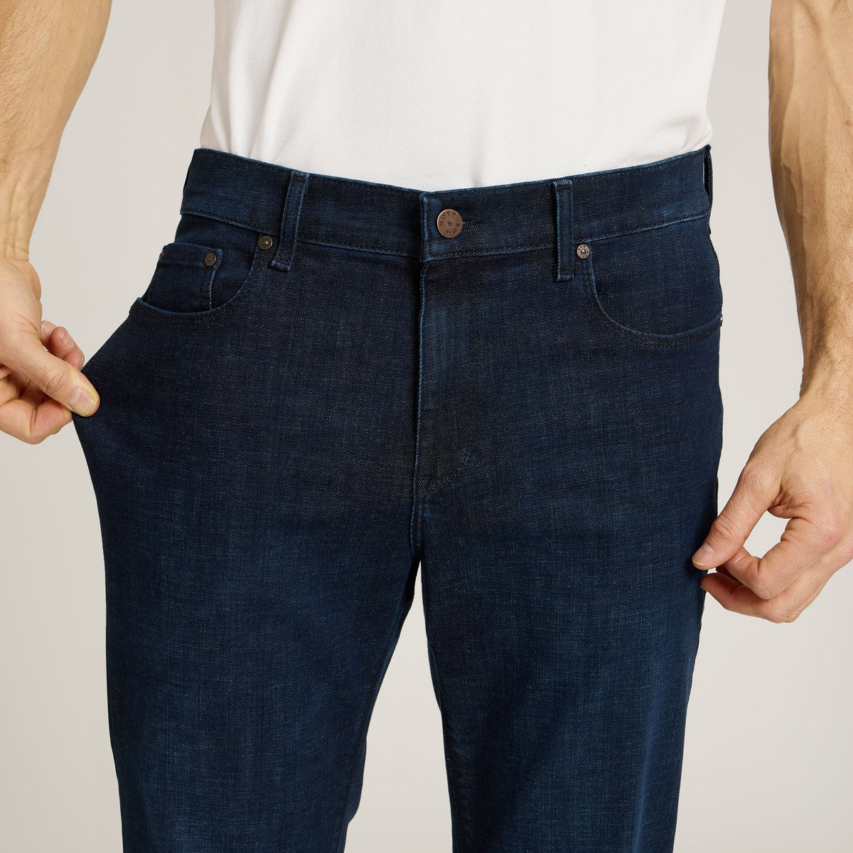 Men wearing Bleu  Médium/Foncé Straight Crosby Jeans