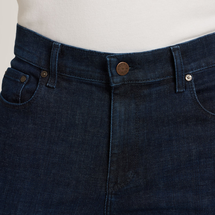 Men wearing Bleu  Médium/Foncé Straight Crosby Jeans