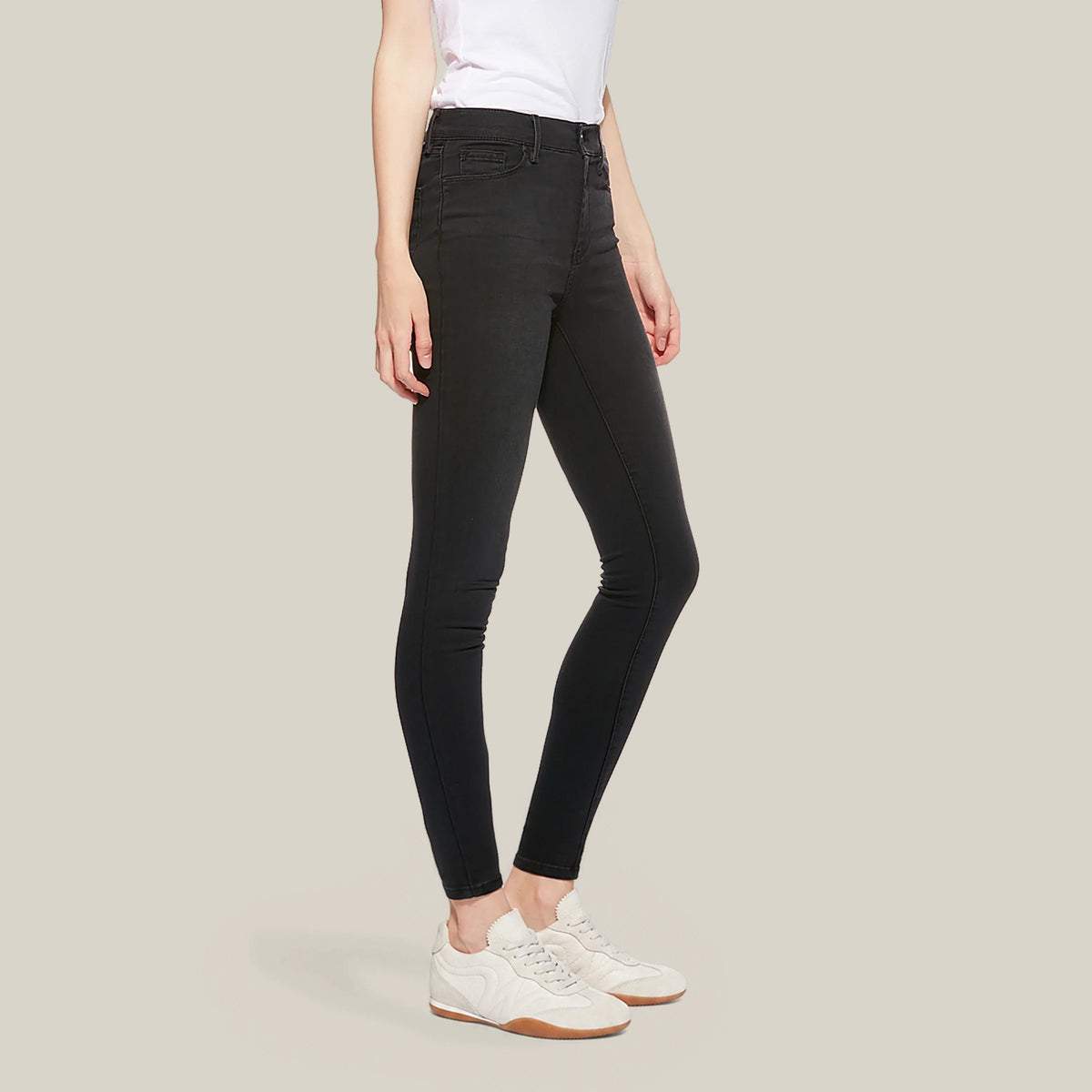Women wearing Gris oscuro High Rise Skinny Orchard Jeans