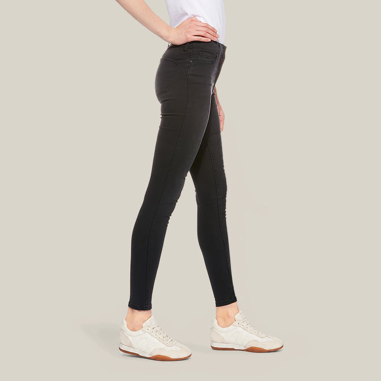 Women wearing Gris oscuro High Rise Skinny Orchard Jeans