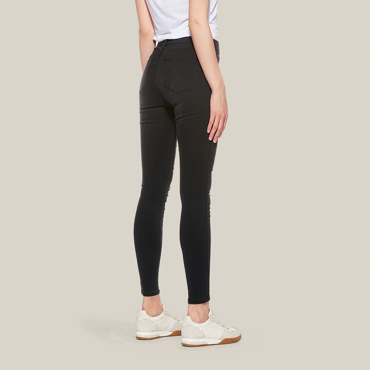 Women wearing Gris oscuro High Rise Skinny Orchard Jeans