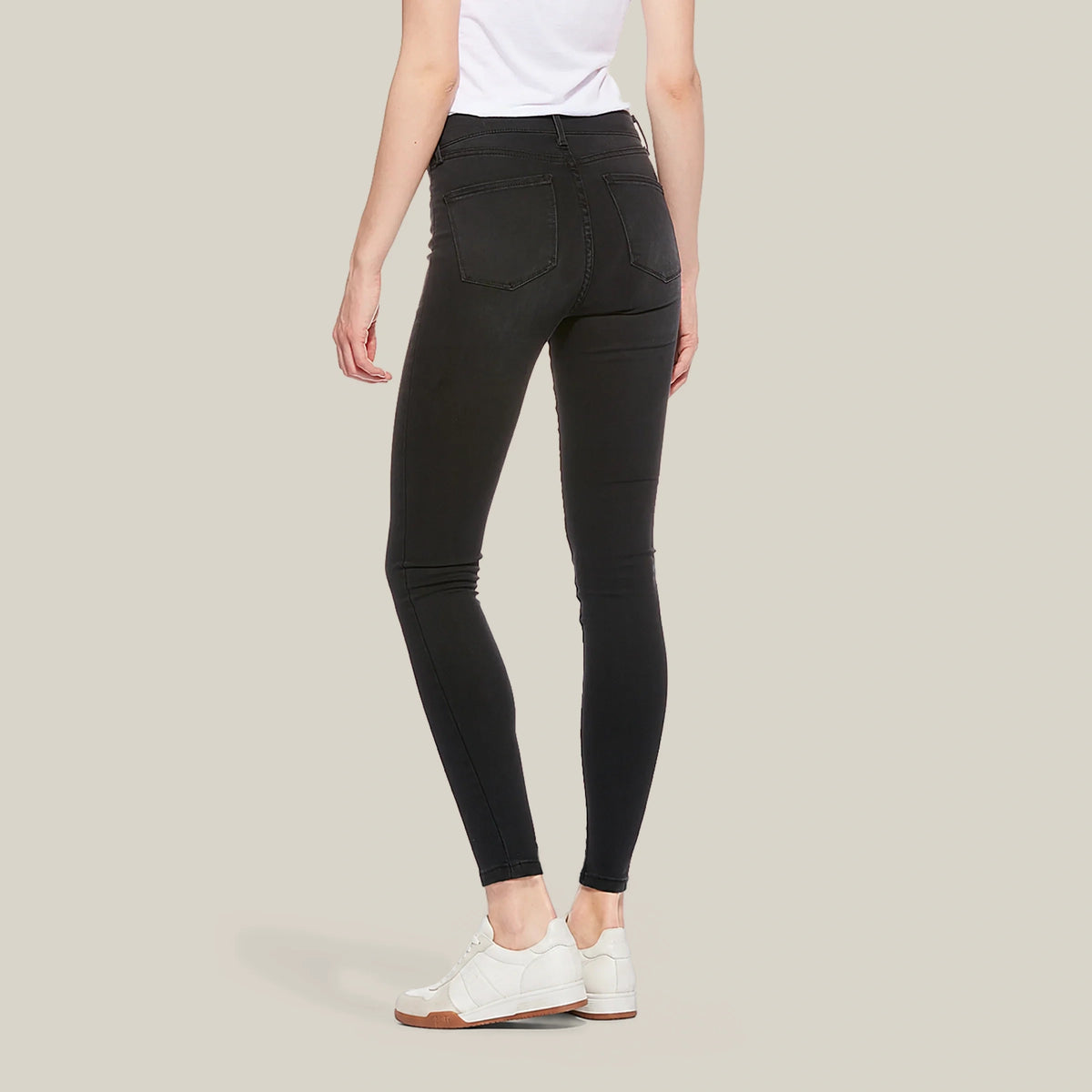 Women wearing Gris oscuro High Rise Skinny Orchard Jeans