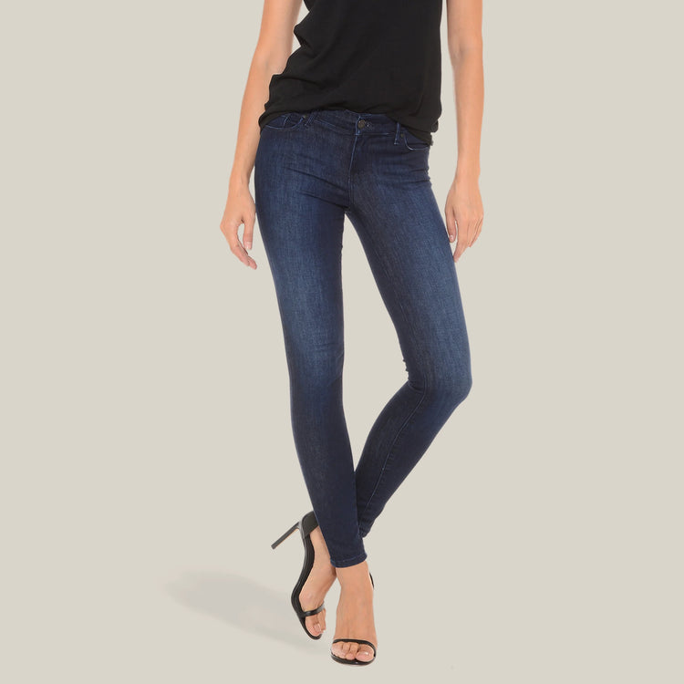Women wearing Azul oscuro/medio Mid Rise Skinny Grove Jeans