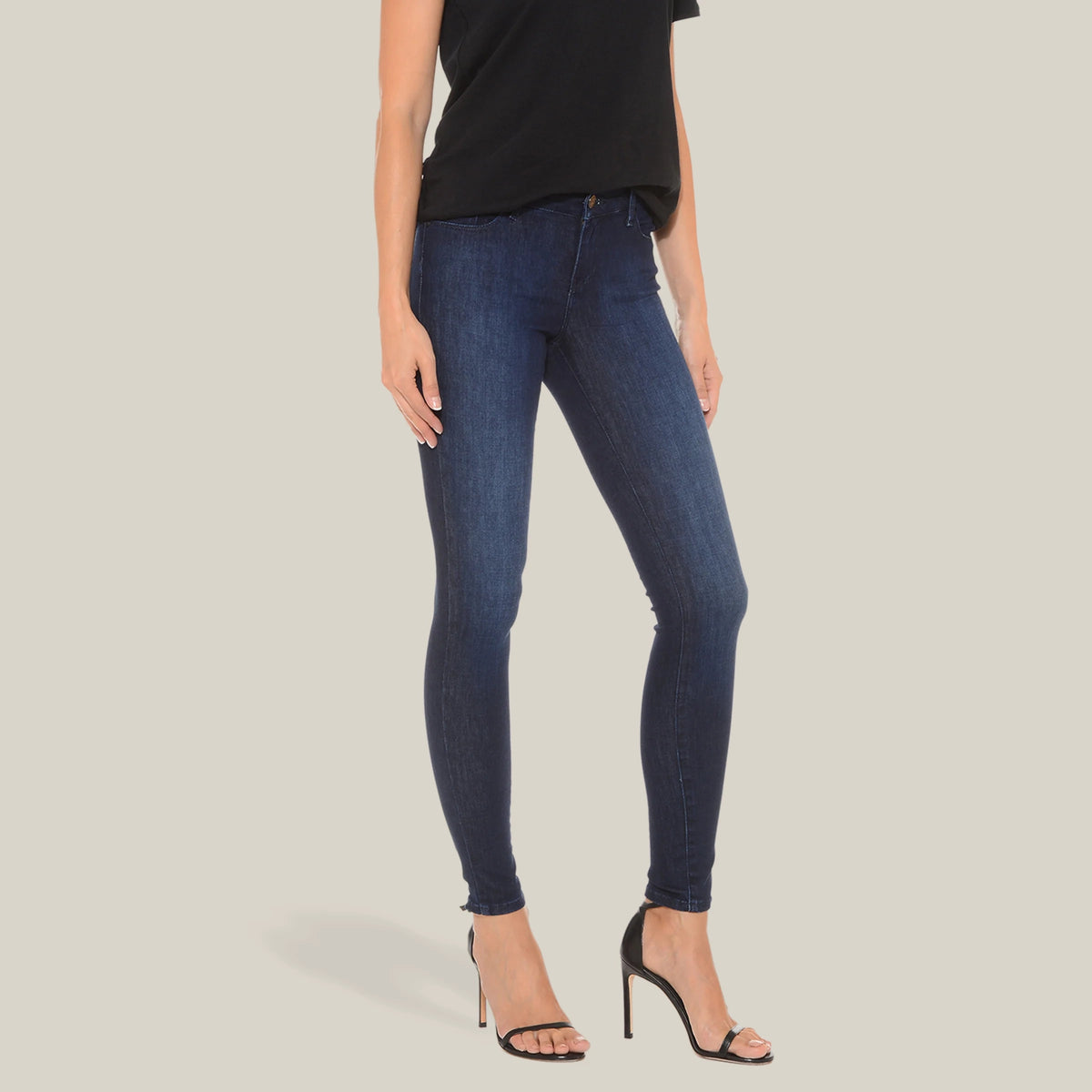 Women wearing Azul oscuro/medio Mid Rise Skinny Grove Jeans