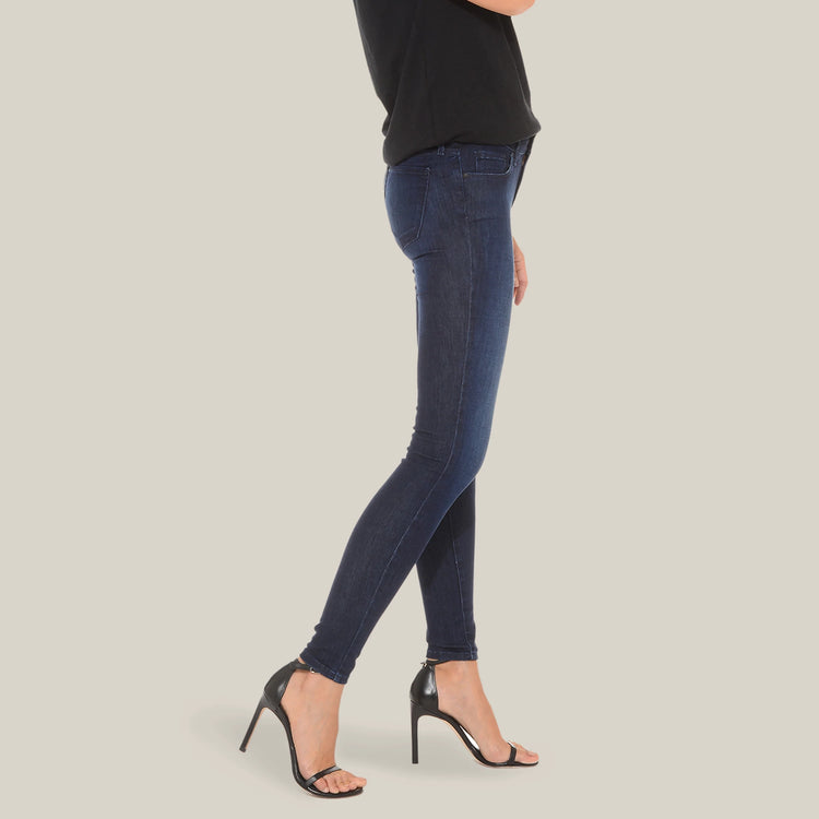 Women wearing Azul oscuro/medio Mid Rise Skinny Grove Jeans