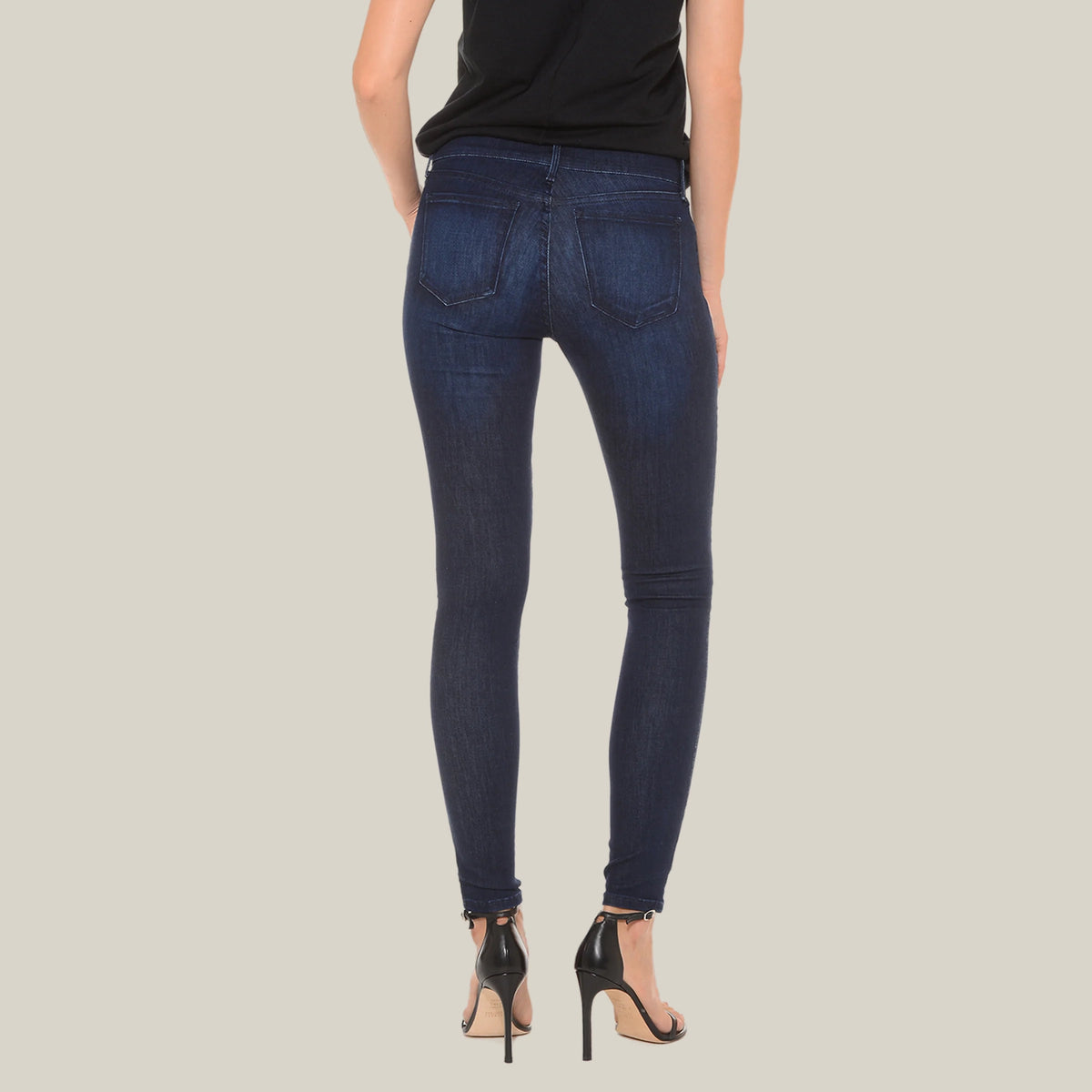 Women wearing Azul oscuro/medio Mid Rise Skinny Grove Jeans