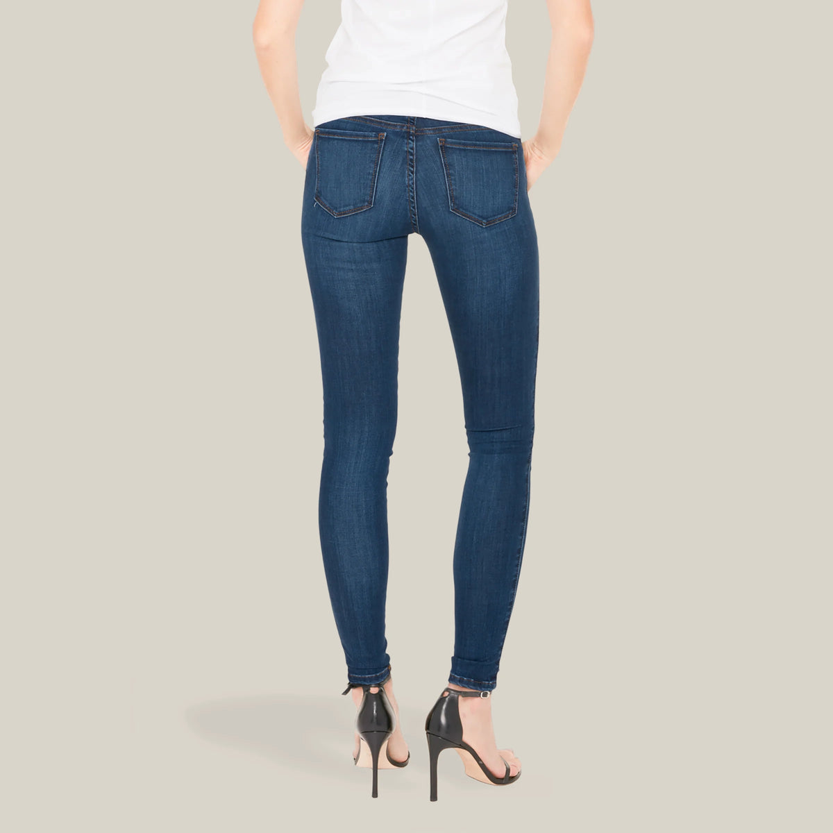 Women wearing Azul medio Mid Rise Skinny Jane Jeans