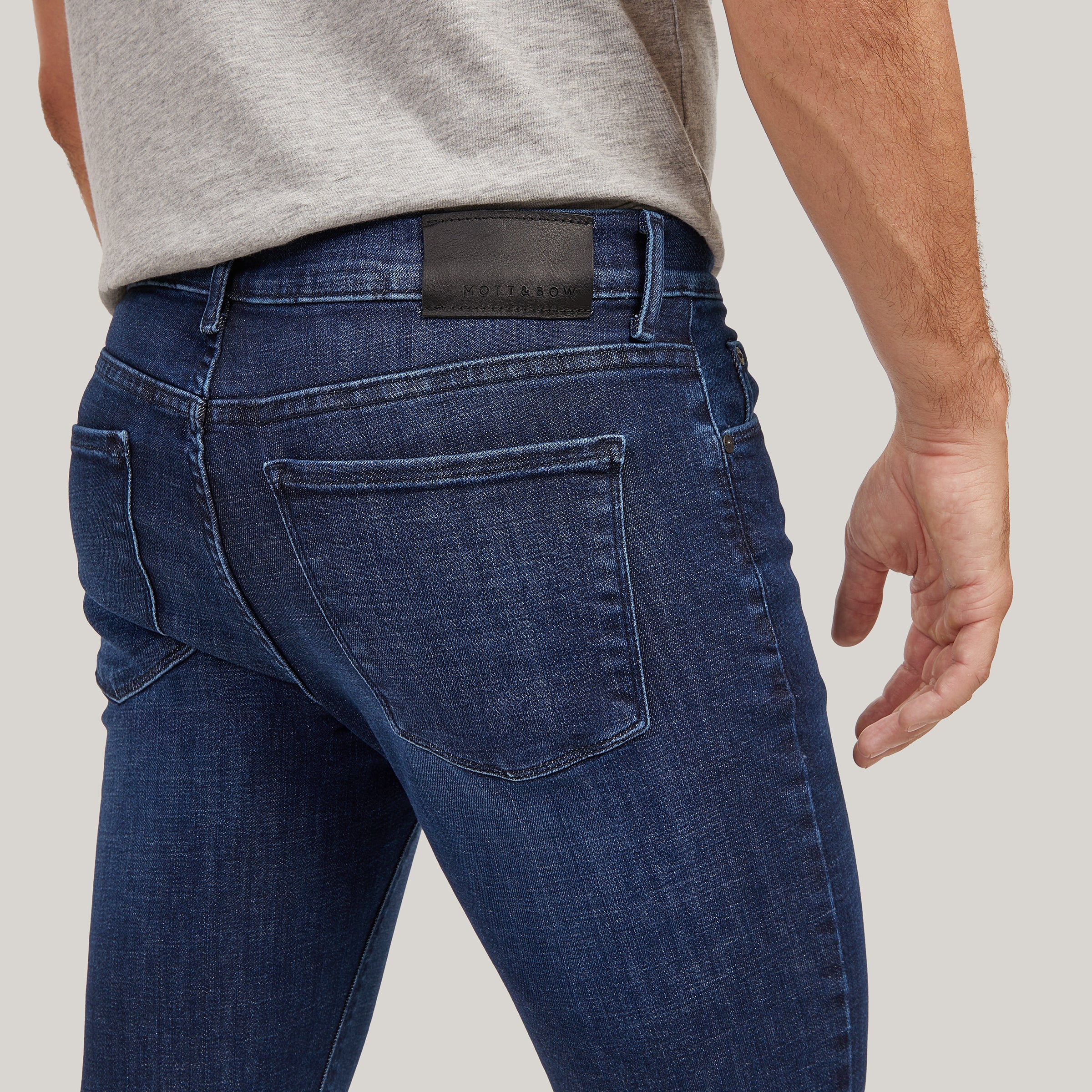 Men wearing Bleu Médium Slim Wooster Jeans