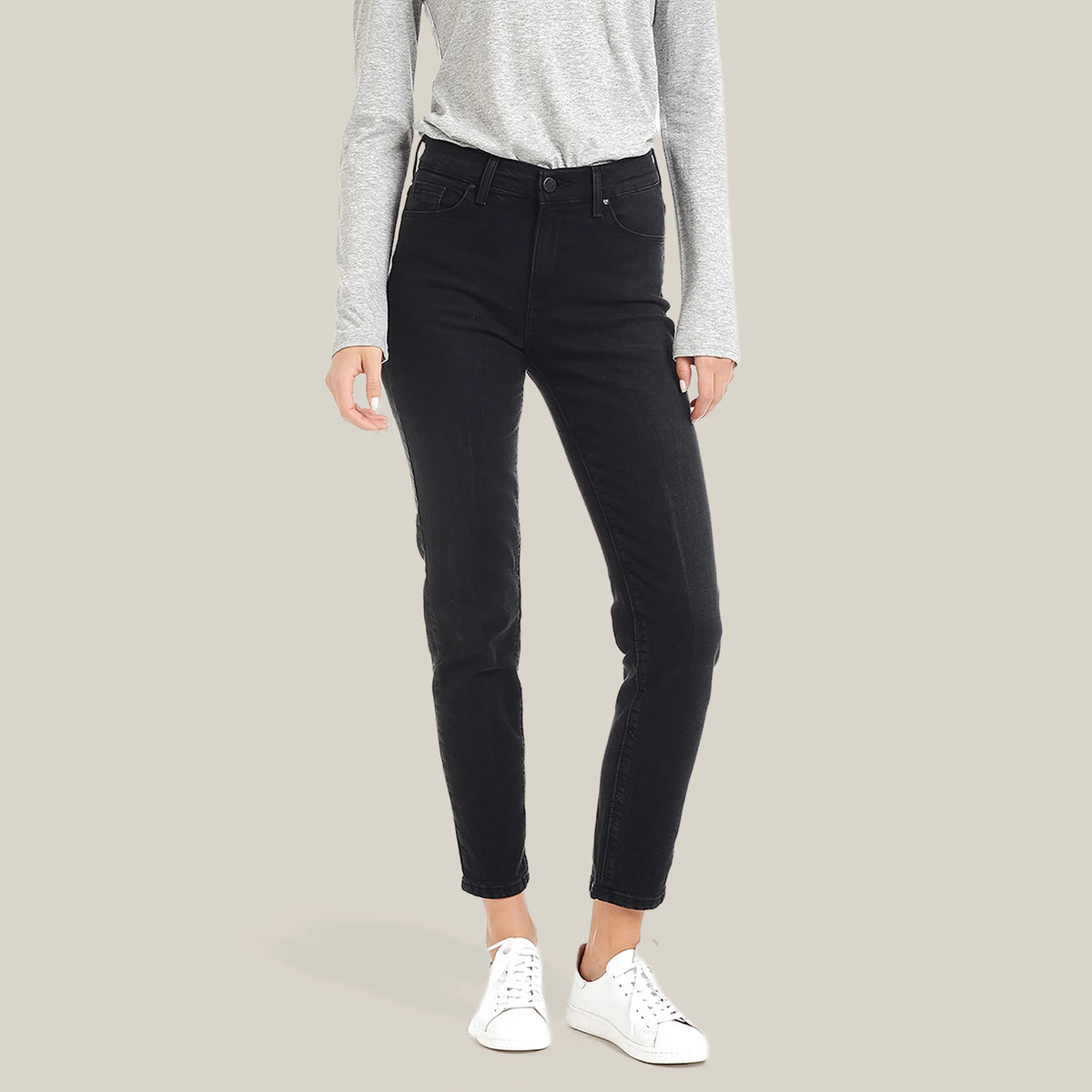 Women wearing Negro lavado Allen High Rise Slim Mom Jeans