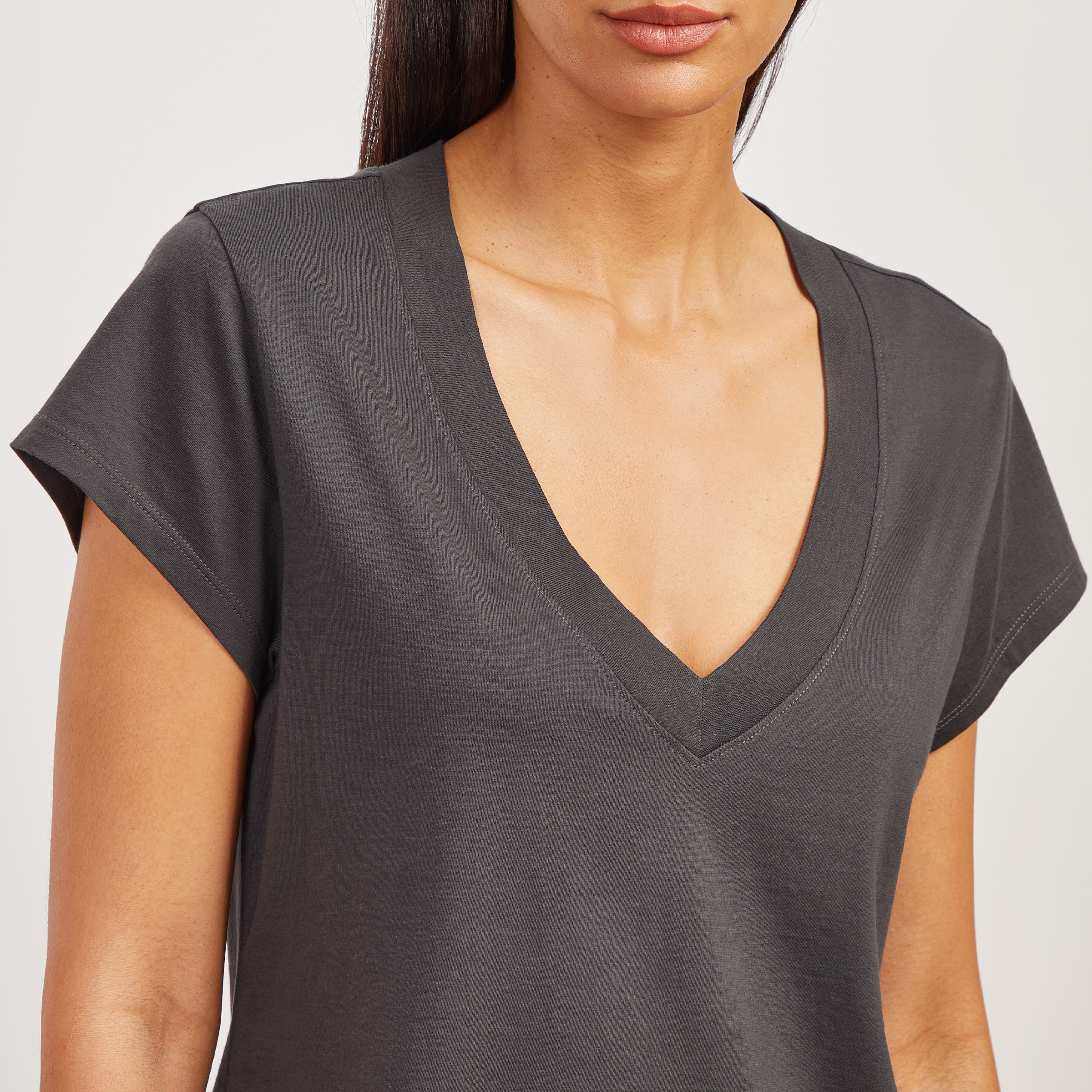 Mott & Bow Women's V-Neck Cropped Short Sleeve Cotton T-Shirt | Vintage Gray | Gray Mott & Bow Women's V-Neck Cropped Short Sleeve Cotton T-Shirt | Vintage Gray | Gray