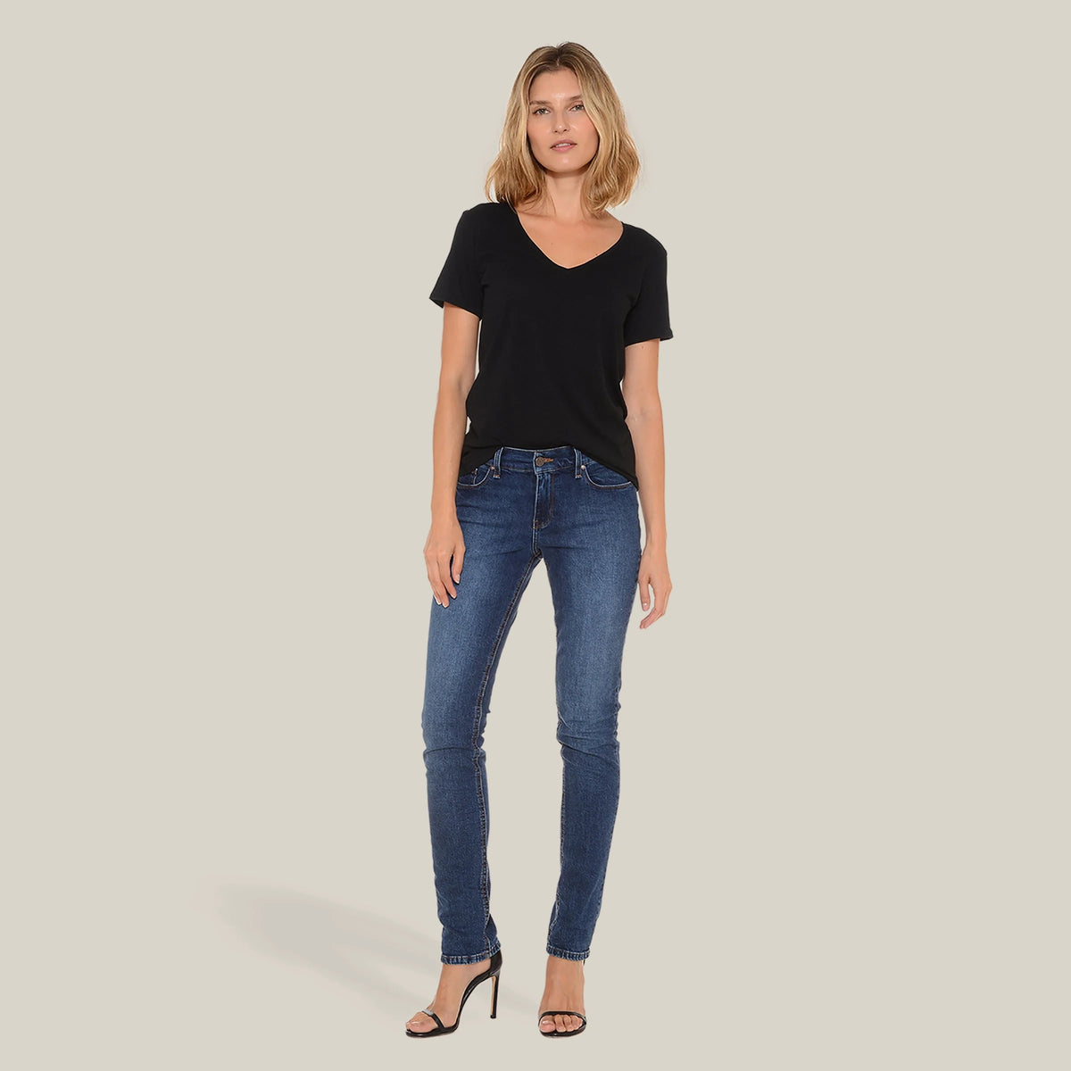 Women wearing Bleu  Médium/Foncé Ridge Mid Rise Slim Straight Jeans