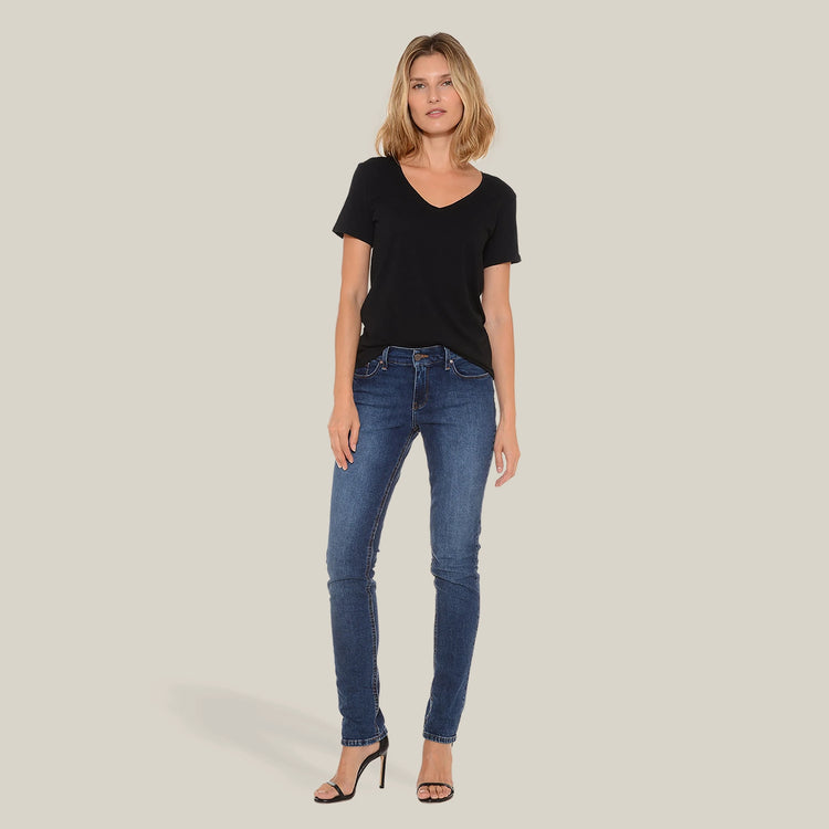 Women wearing Bleu  Médium/Foncé Ridge Mid Rise Slim Straight Jeans