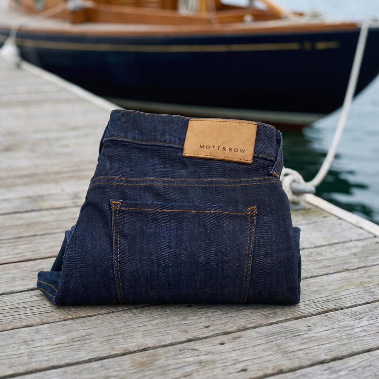 Men wearing Azul oscuro Straight Crosby Jeans
