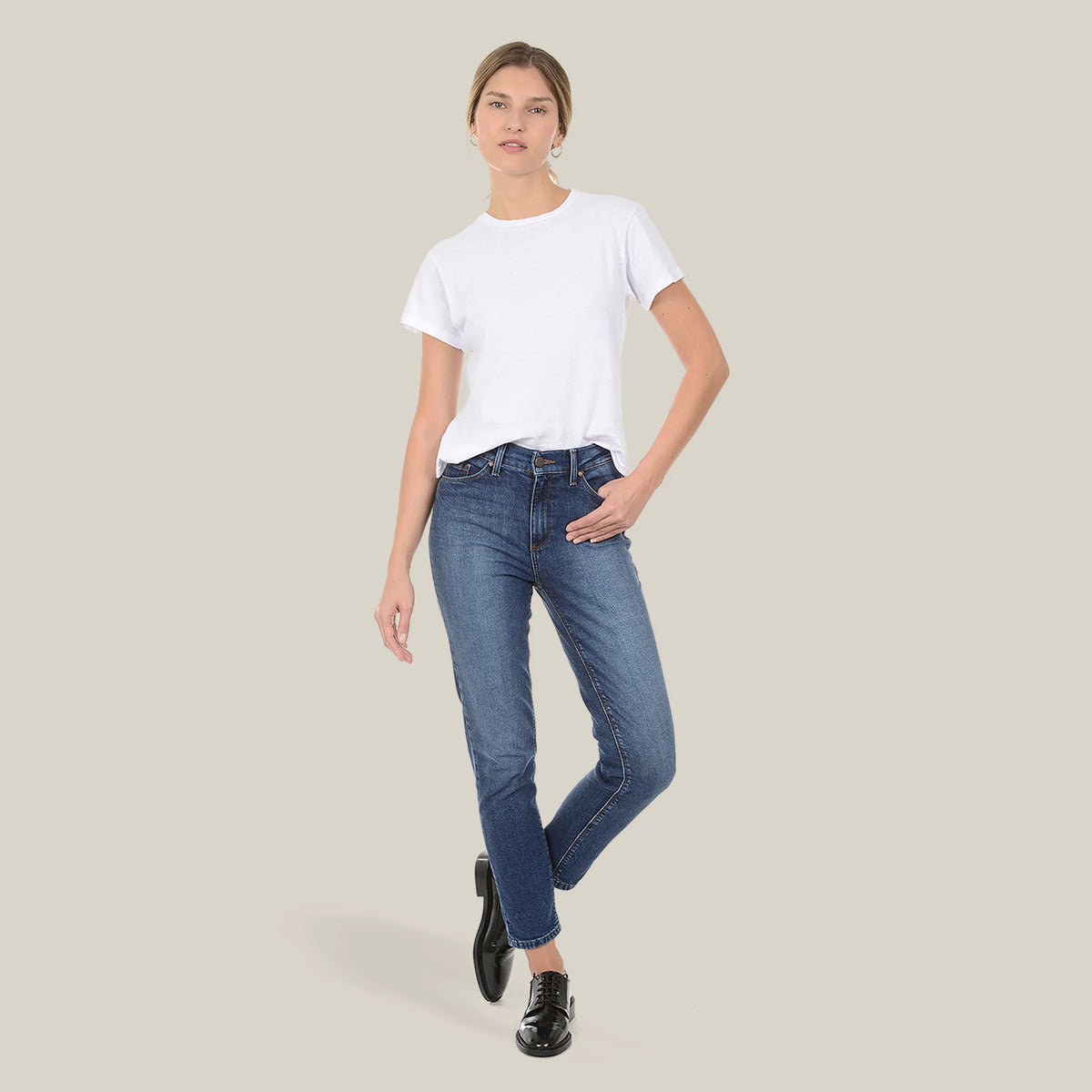 Women wearing Azul oscuro/medio Mom Ridge Jeans