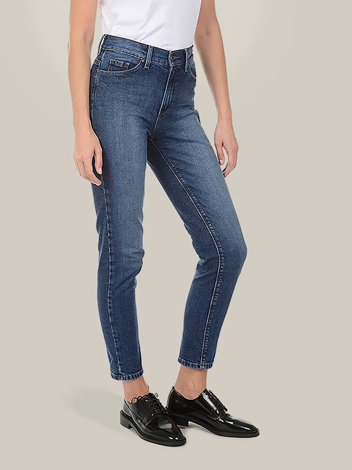 Women wearing Azul oscuro/medio Mom Ridge Jeans