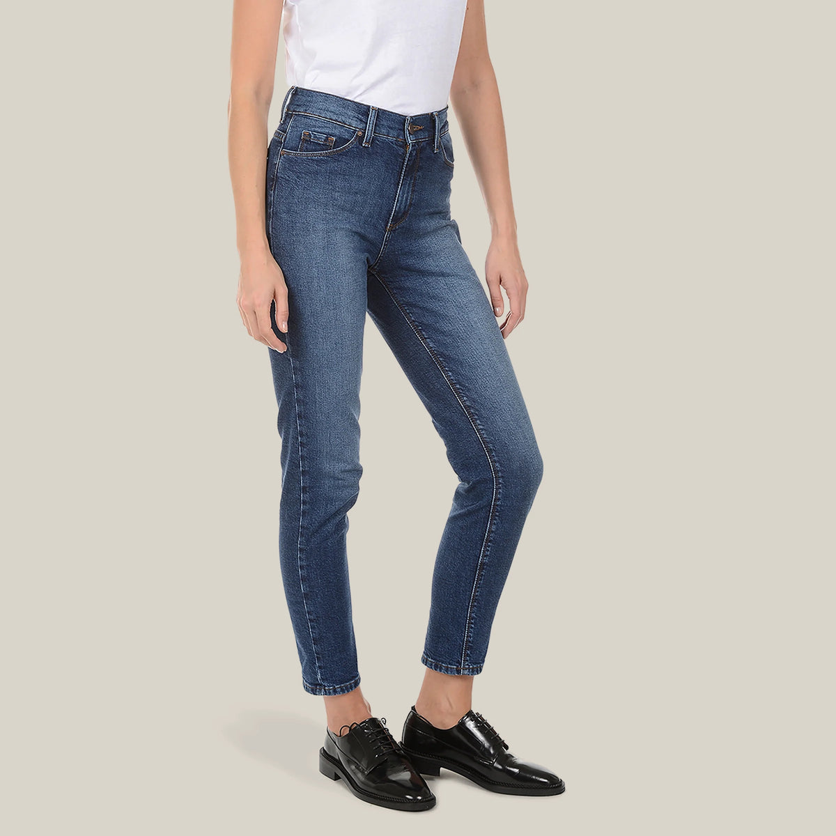 Women wearing Azul oscuro/medio Mom Ridge Jeans