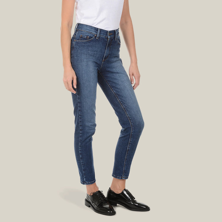 Women wearing Azul oscuro/medio Mom Ridge Jeans