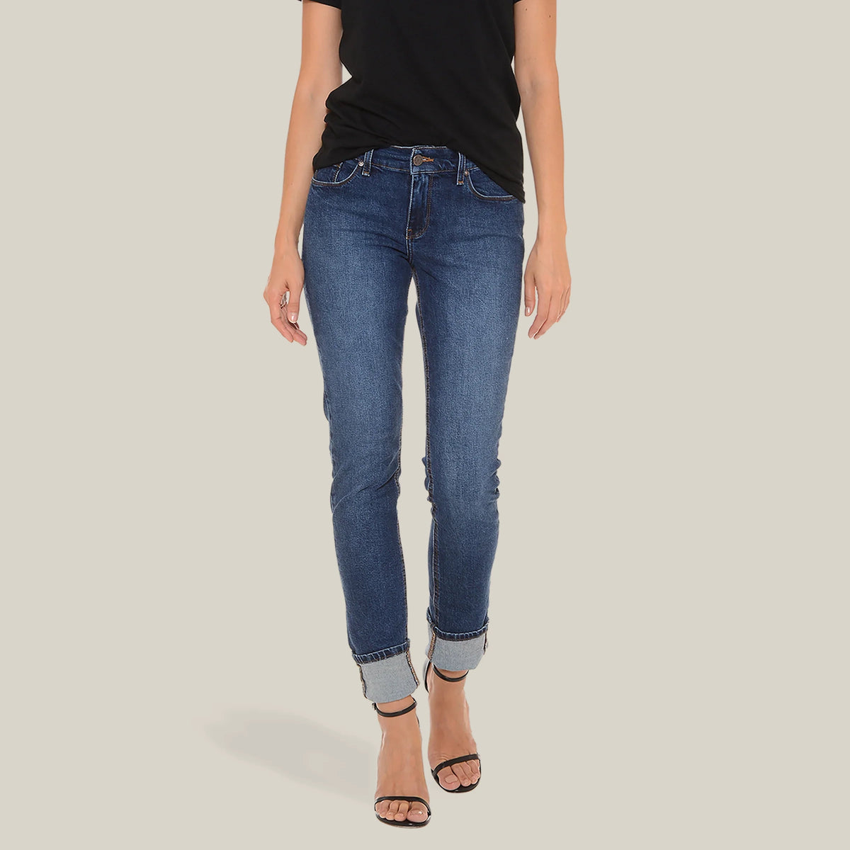 Women wearing Bleu  Médium/Foncé Ridge Mid Rise Slim Straight Jeans