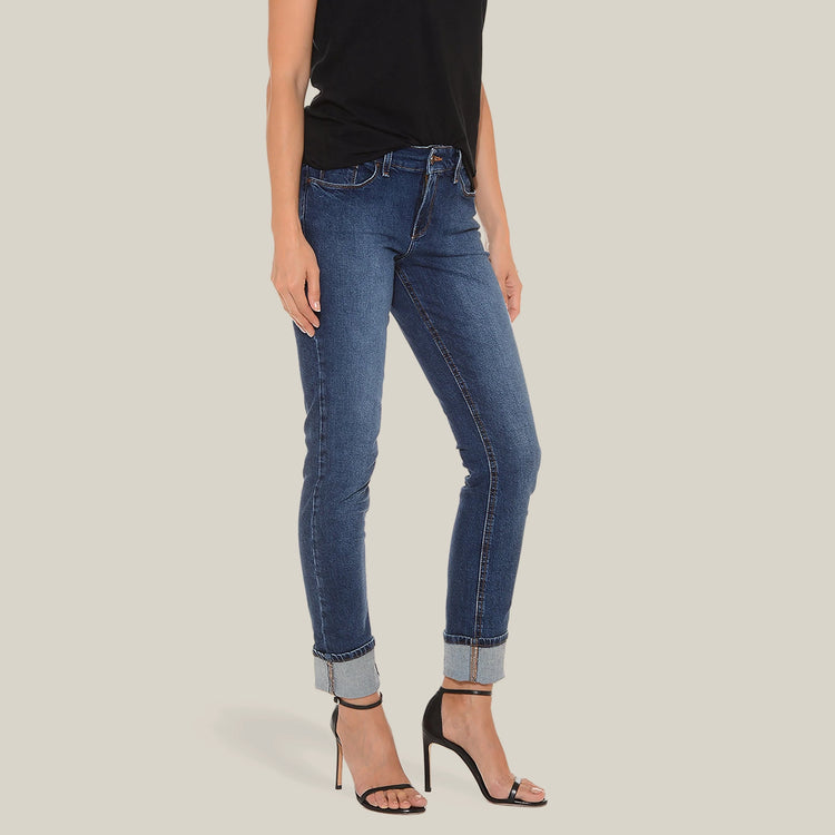 Women wearing Bleu  Médium/Foncé Ridge Mid Rise Slim Straight Jeans