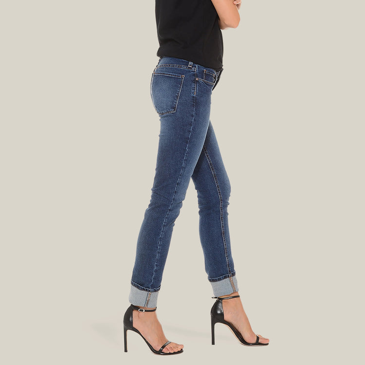 Women wearing Bleu  Médium/Foncé Ridge Mid Rise Slim Straight Jeans