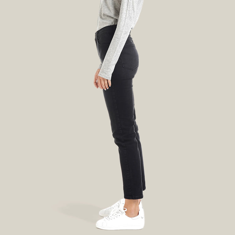Women wearing Negro lavado Allen High Rise Slim Mom Jeans
