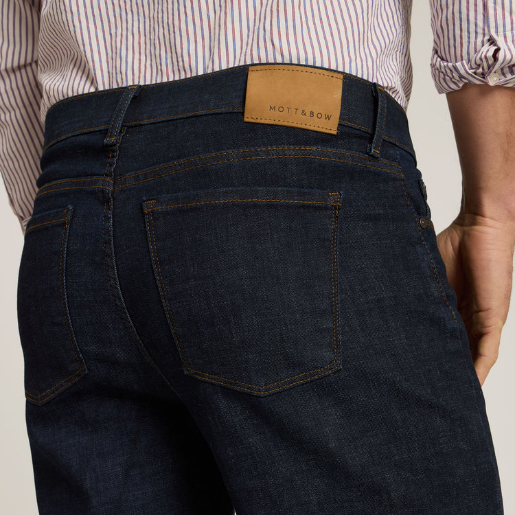 Men wearing Azul oscuro Straight Crosby Jeans