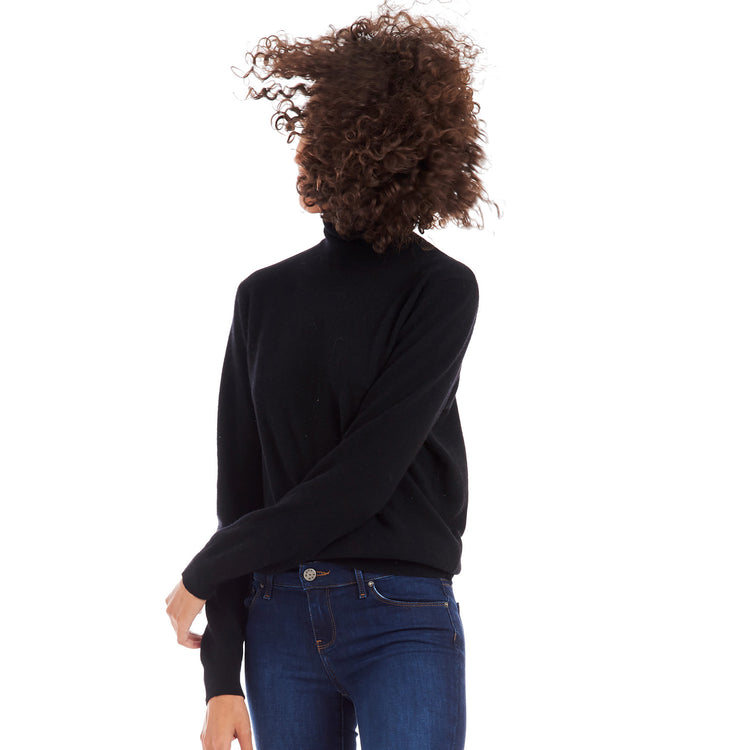 Women wearing Negro The Cashmere Turtleneck Willow Sweater