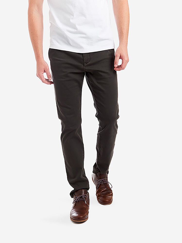 Men wearing Gris oscuro The Twill Chino Charles