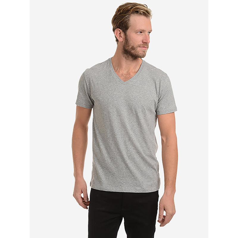 Men wearing Gris Chiné Classic V-Neck Driggs Tee