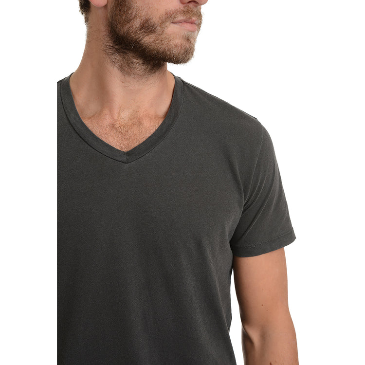 Men wearing Gris oscuro Classic V-Neck Driggs Tee