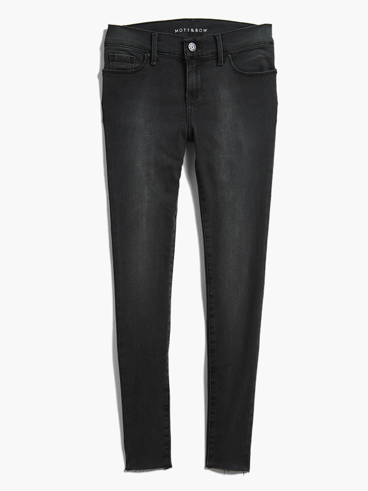 Women wearing Gris oscuro con dobladillo crudo Mid Rise Skinny Orchard Jeans