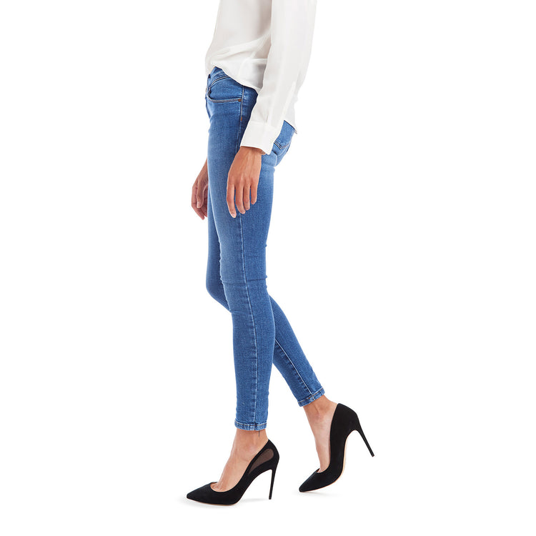 Women wearing Bleu clair/Médium Mid Rise Skinny Beekman Jeans