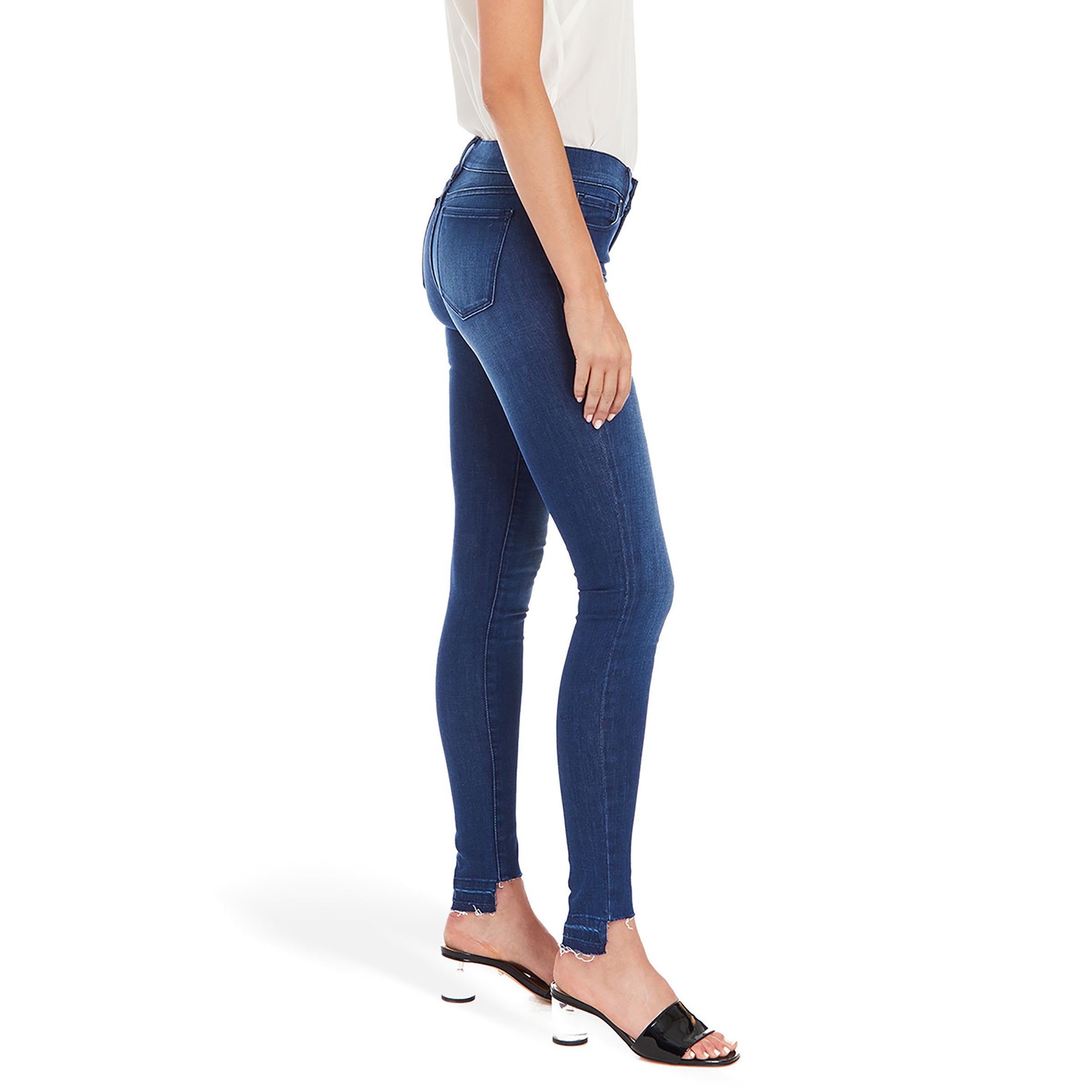 Women wearing Bleu Médium avec Ourlet Dos Mid Rise Skinny Carmine Jeans