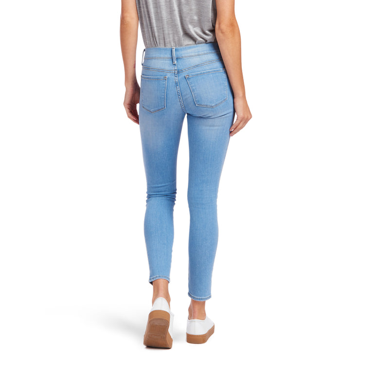 Women wearing Azul claro Mid Rise Skinny Jane Jeans