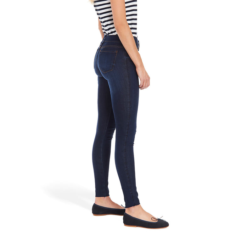 Women wearing Azul oscuro/medio desteñido con dobladillo crudo Mid Rise Skinny Jane Jeans