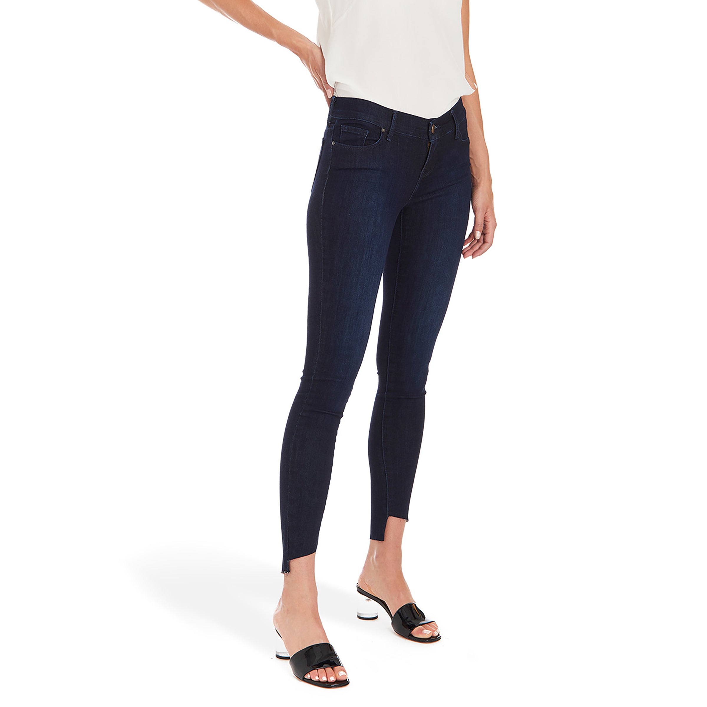 Women wearing Bleu Foncé avec Ourlet Diagonal Mid Rise Skinny Vestry Jeans