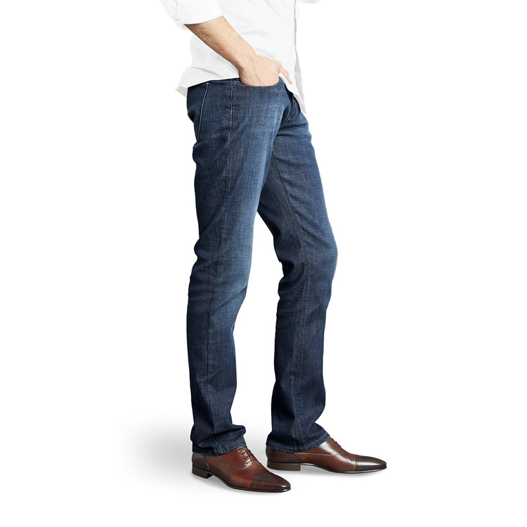 Men wearing Bleu  Médium/Foncé Straight Crosby Jeans
